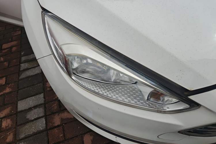 Used Ford Focus 2017 Sedan 1.6L Automatic Comfort Plus SmartDrive Edition Right Front Headlight