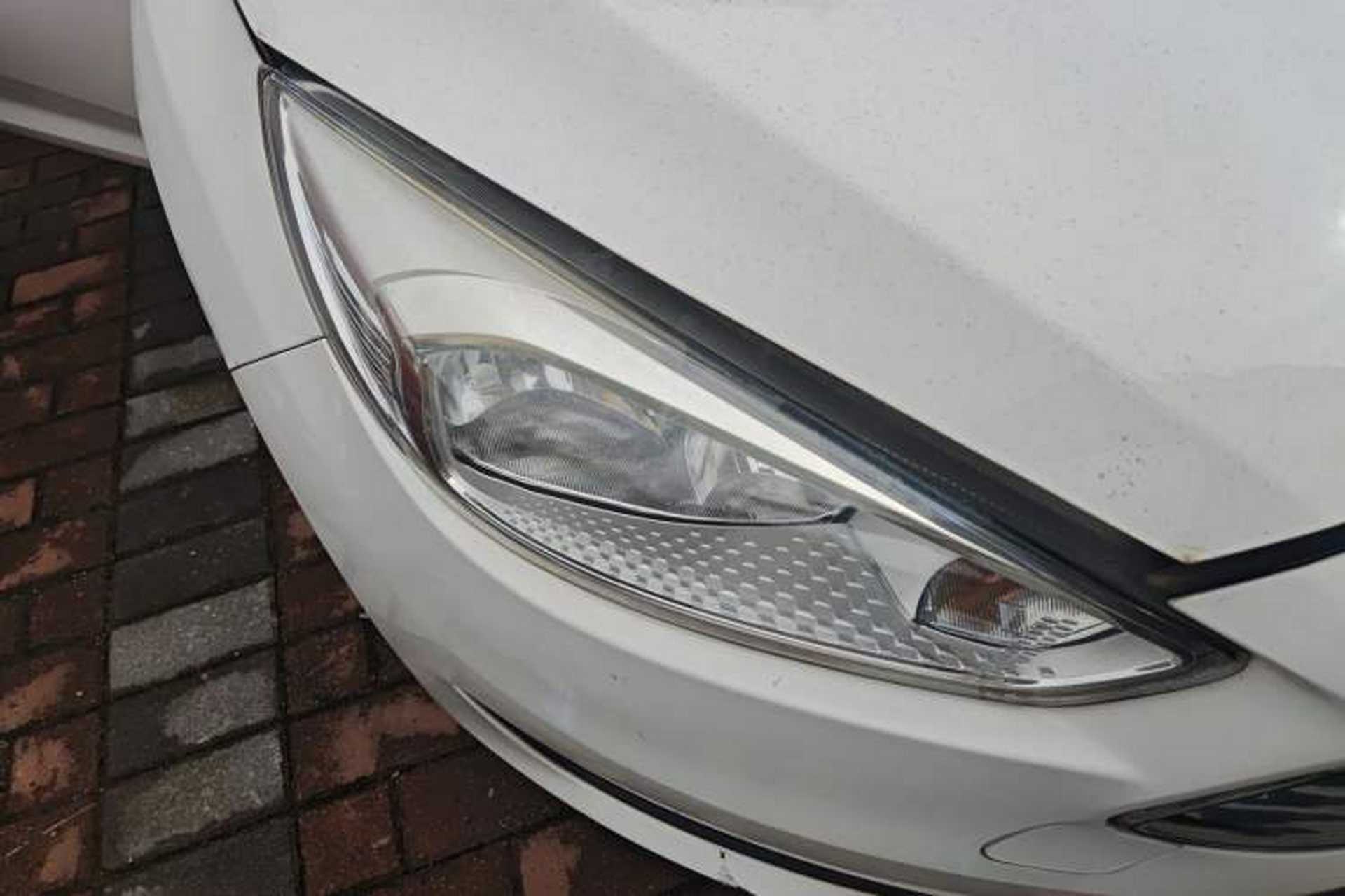 Used Ford Focus 2017 Sedan 1.6L Automatic Comfort Plus SmartDrive Edition Right Front Headlight