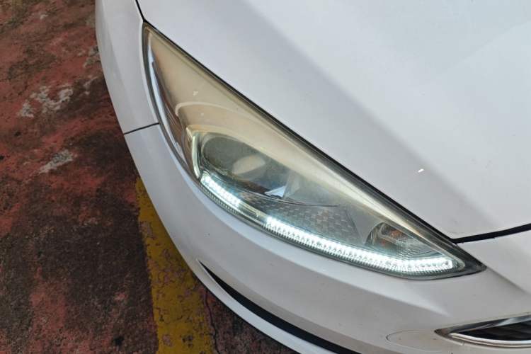 Used Ford Focus 2017 1.5T CTCC White and Black Limited Edition Right Front Headlight