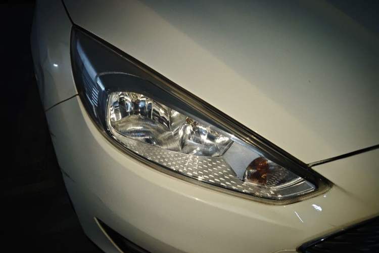 Used Ford Focus 2017 Sedan 1.6L Automatic Fashion Edition Smart Drive Version Right Front Headlight