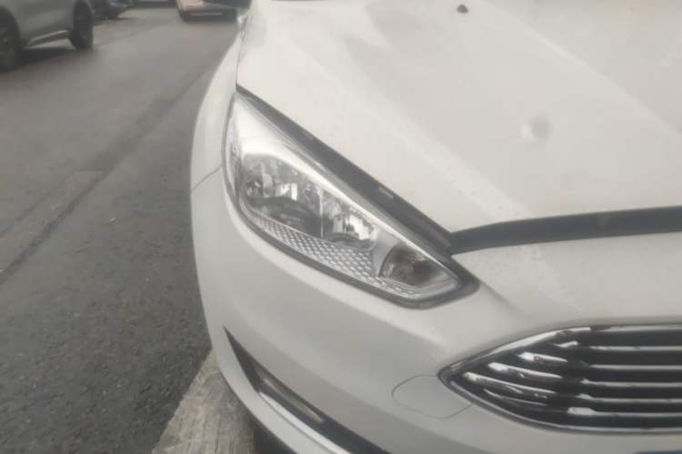 Used Ford Focus 2017 Sedan EcoBoost 125 Automatic Supreme Style SmartDrive Edition Right Front Headlight