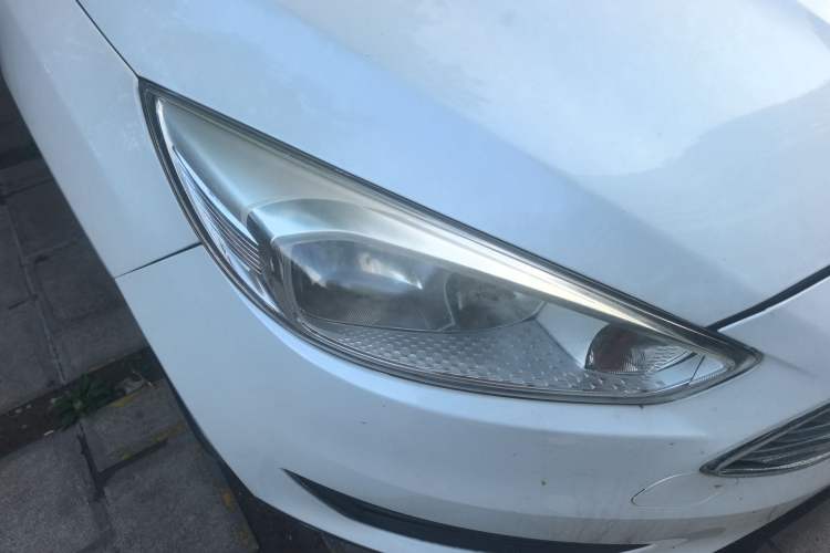Used Ford Focus 2017 Sedan 1.6L Manual Comfort Plus SmartDrive Edition Right Front Headlight