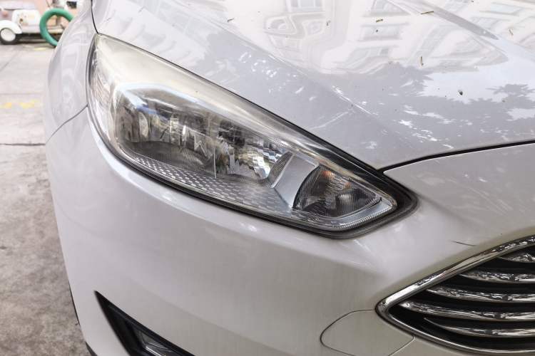Used Ford Focus 2017 Sedan 1.6L Automatic Comfort Plus SmartDrive Edition Right Front Headlight