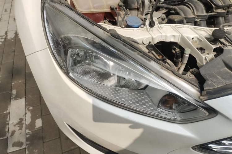 Used Ford Focus 2017 Sedan 1.6L Automatic Comfort Plus SmartDrive Edition Right Front Headlight