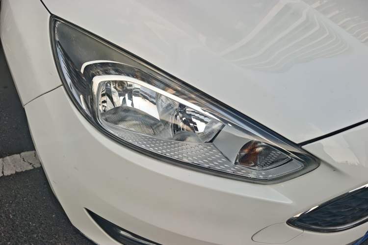 Used Ford Focus 2017 Hatchback 1.6L Automatic Comfort Plus SmartDrive Edition Right Front Headlight