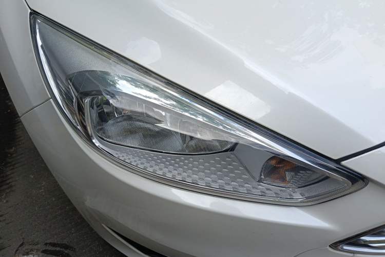 Used Ford Focus 2017 Sedan EcoBoost 125 Automatic Supreme Style SmartDrive Edition Right Front Headlight
