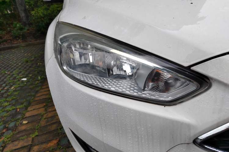 Used Ford Focus 2017 Hatchback 1.6L Automatic Comfort Plus SmartDrive Edition Right Front Headlight