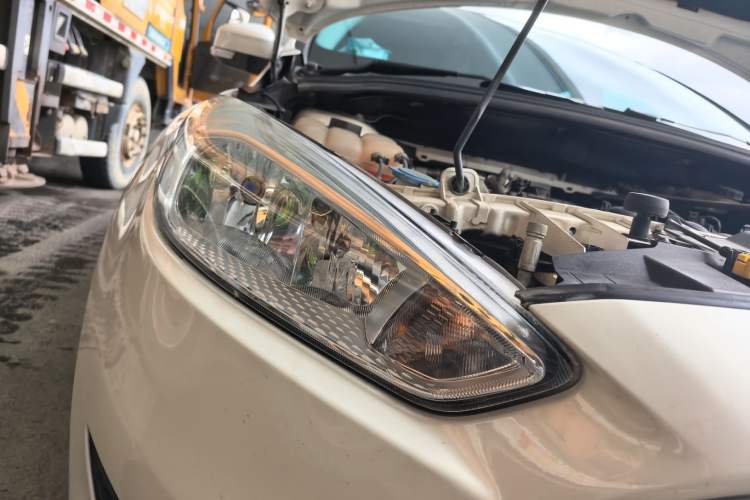 Used Ford Focus 2017 Sedan 1.6L Automatic Comfort Plus SmartDrive Edition Right Front Headlight