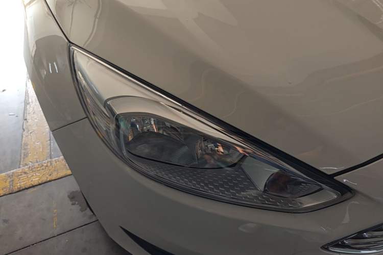 Used Ford Focus 2017 Sedan EcoBoost 180 Automatic Elite Model Right Front Headlight