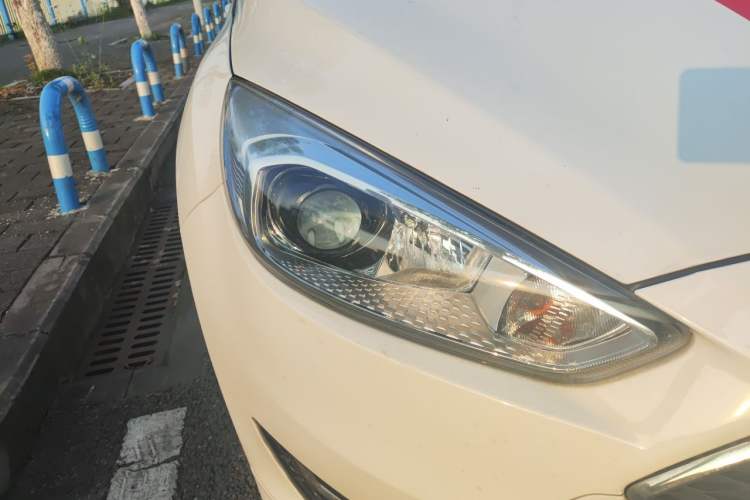 Used Ford Focus 2017 1.5T CTCC White and Black Limited Edition Right Front Headlight