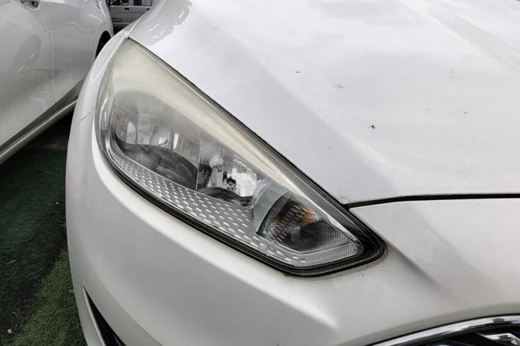 Used Ford Focus 2017 Sedan 1.6L Automatic Comfort Plus SmartDrive Edition Right Front Headlight