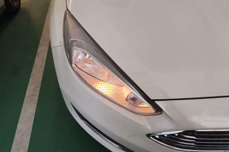 Used Ford Focus 2017 Sedan EcoBoost 125 Automatic Supreme Style SmartDrive Edition Right Front Headlight