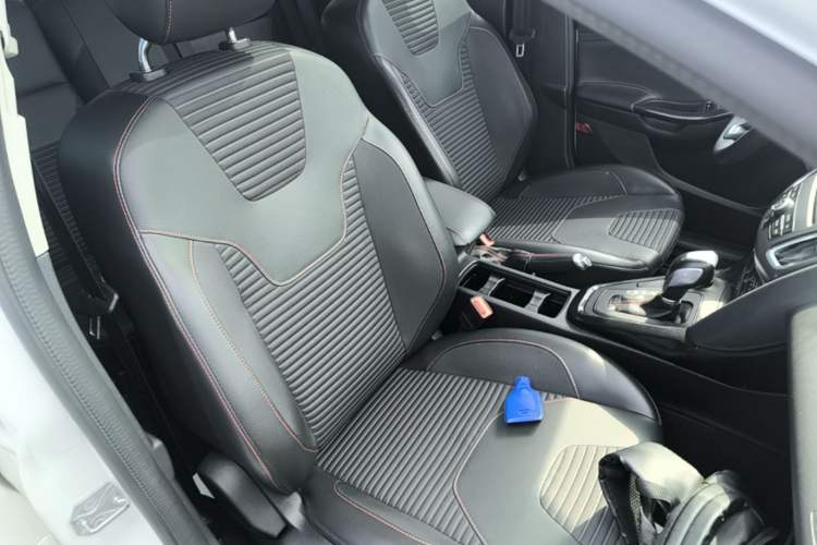 Used Ford Focus 2017 1.5T CTCC White and Black Limited Edition Right Front Seat