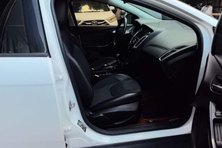Used Ford Focus 2017 Sedan 1.6L Manual Fashion Edition Smart Drive Version Right Front Seat