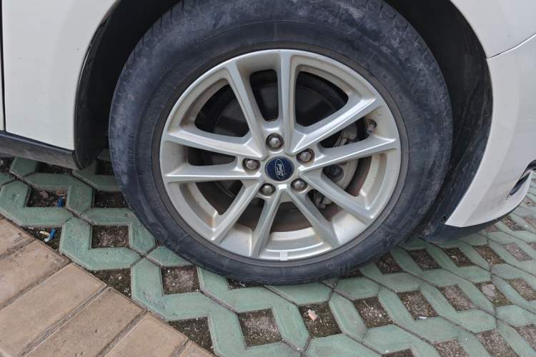 Used Ford Focus 2017 Hatchback 1.6L Automatic Fashion Edition Smart Drive Version Right Front Wheel Hub