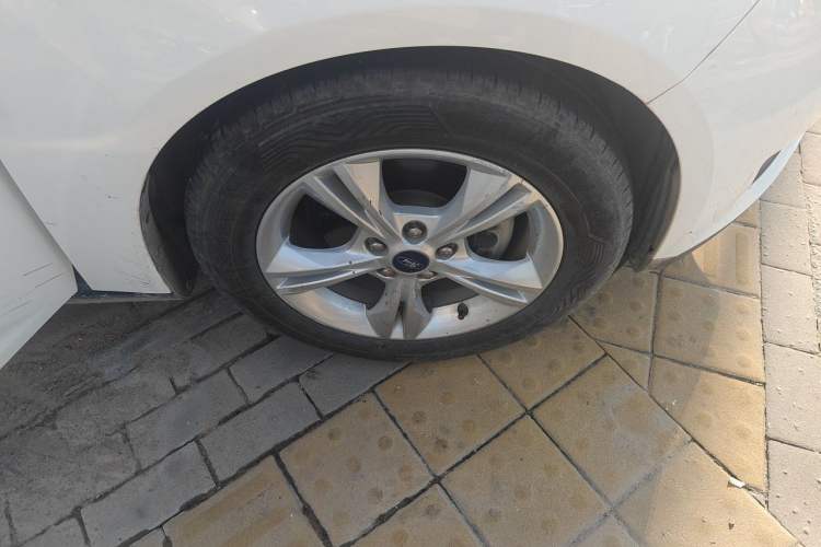 Used Ford Focus 2017 Sedan 1.6L Manual Comfort Plus SmartDrive Edition Right Front Wheel Hub
