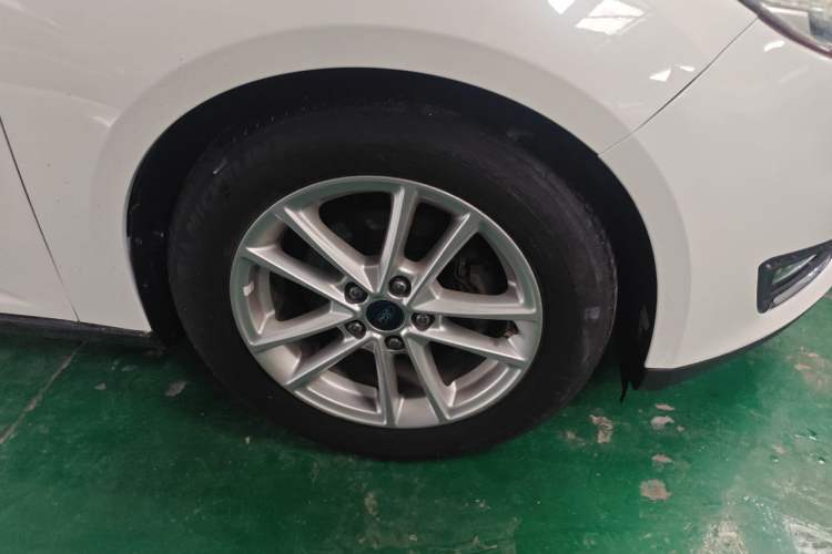 Used Ford Focus 2017 Sedan 1.6L Automatic Fashion Edition Smart Drive Version Right Front Wheel Hub