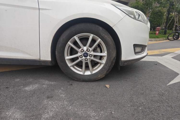 Used Ford Focus 2017 Sedan EcoBoost 125 Automatic Supreme Style SmartDrive Edition Right Front Wheel Hub