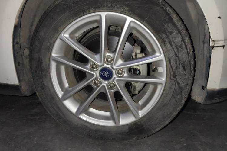 Used Ford Focus 2017 Sedan 1.6L Manual Fashion Edition Smart Drive Version Right Front Wheel Hub