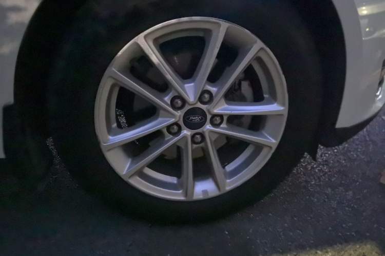 Used Ford Focus 2017 Sedan EcoBoost 180 Automatic Elite Model Right Front Wheel Hub