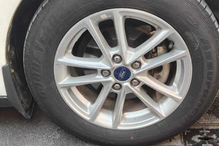 Used Ford Focus 2017 Sedan 1.6L Automatic Fashion Edition Smart Drive Version Right Front Wheel Hub