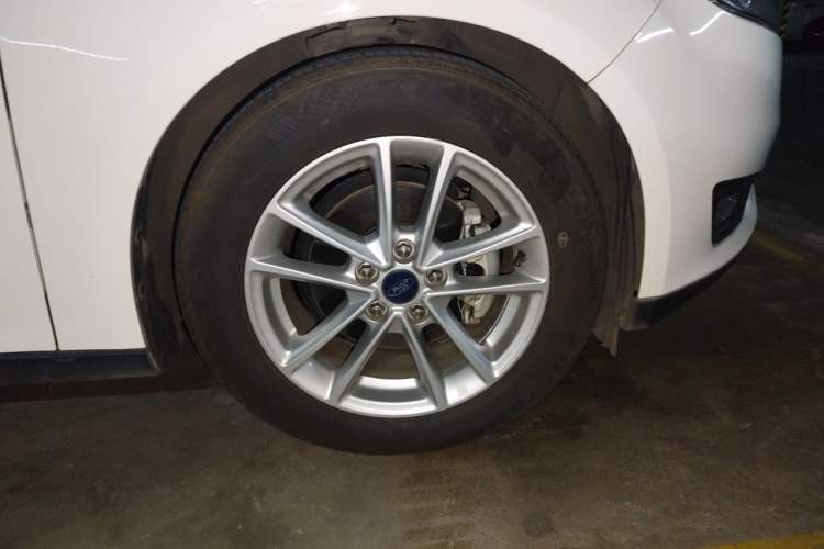 Used Ford Focus 2017 Sedan EcoBoost 125 Automatic Supreme Style SmartDrive Edition Right Front Wheel Hub