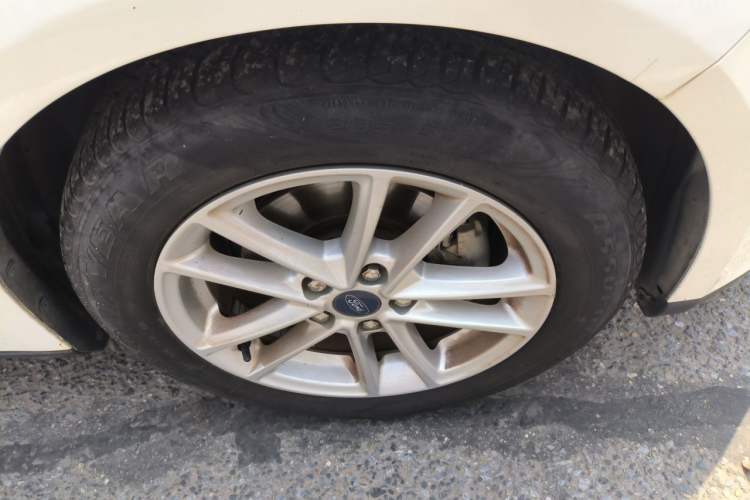 Used Ford Focus 2017 Sedan EcoBoost 125 Automatic Supreme Style SmartDrive Edition Right Front Wheel Hub