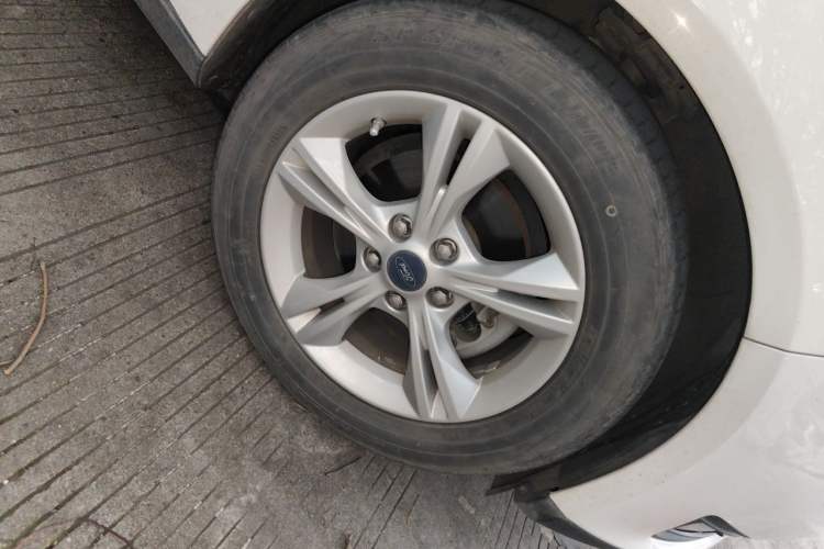 Used Ford Focus 2017 Sedan 1.6L Manual Comfort Plus SmartDrive Edition Right Front Wheel Hub