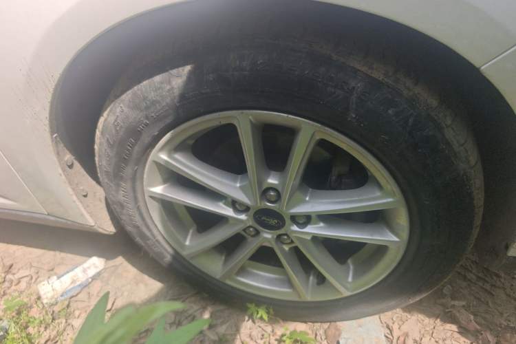 Used Ford Focus 2017 Sedan EcoBoost 125 Manual – Ultra-Style Edition with SmartDrive Features Right Front Wheel Hub