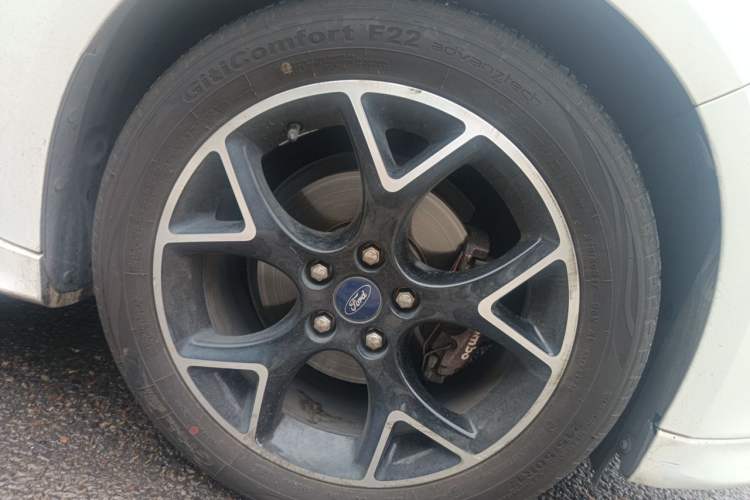 Used Ford Focus 2017 1.5T CTCC White and Black Limited Edition Right Front Wheel Hub