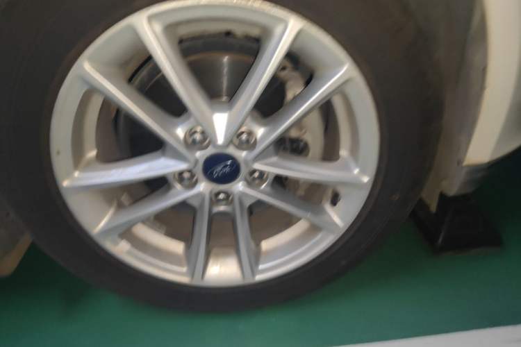Used Ford Focus 2017 Sedan EcoBoost 180 Automatic Elite Model Right Front Wheel Hub