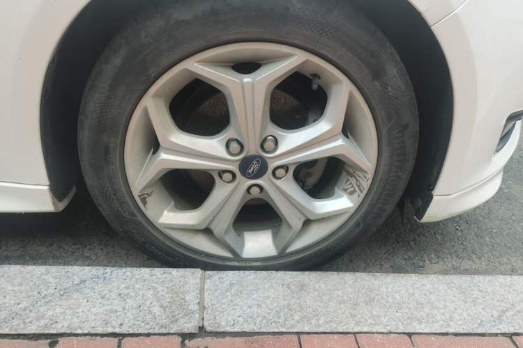 Used Ford Focus 2017 Hatchback 1.6L Manual Fashion Edition SmartDrive Version Right Front Wheel Hub