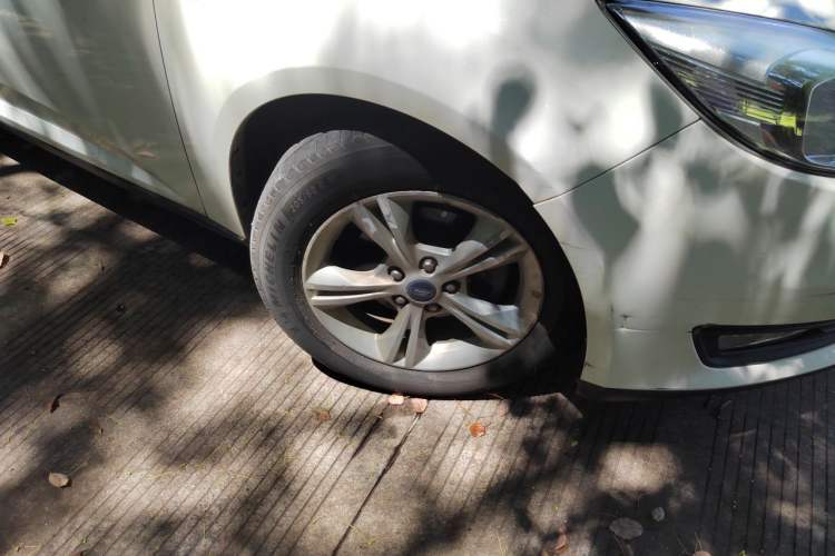Used Ford Focus 2017 Sedan 1.6L Manual Comfort Plus SmartDrive Edition Right Front Wheel Hub