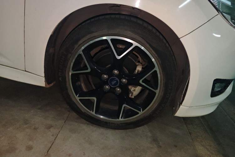 Used Ford Focus 2017 1.5T CTCC White and Black Limited Edition Right Front Wheel Hub