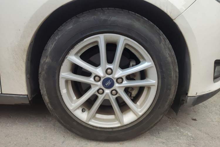 Used Ford Focus 2017 Sedan EcoBoost 180 Automatic Elite Model Right Front Wheel Hub