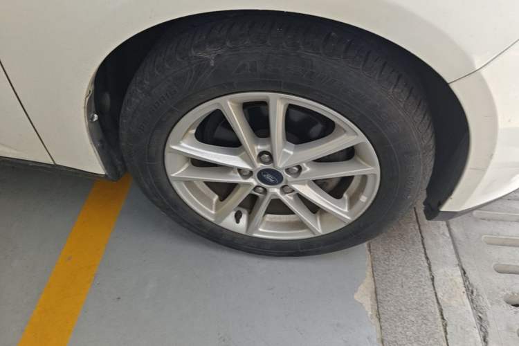 Used Ford Focus 2017 Sedan EcoBoost 180 Automatic Elite Model Right Front Wheel Hub
