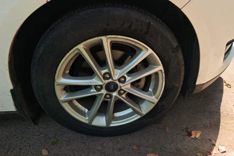 Used Ford Focus 2017 Sedan EcoBoost 125 Automatic Supreme Style SmartDrive Edition Right Front Wheel Hub