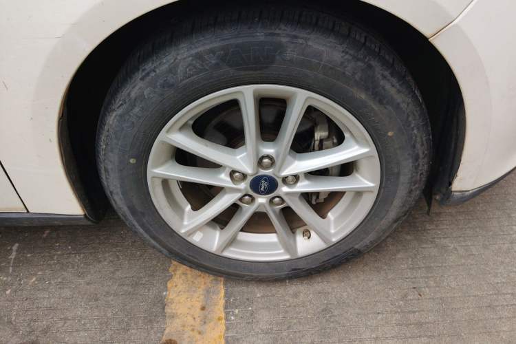 Used Ford Focus 2017 Sedan 1.6L Automatic Fashion Edition Smart Drive Version Right Front Wheel Hub