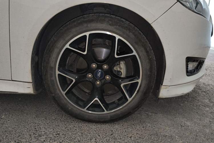 Used Ford Focus 2017 1.5T CTCC White and Black Limited Edition Right Front Wheel Hub