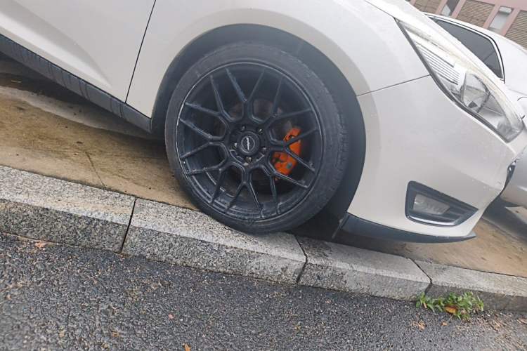 Used Ford Focus 2017 Sedan EcoBoost 180 Automatic Elite Model Right Front Wheel Hub