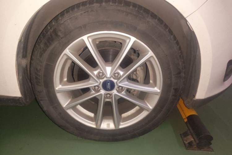 Used Ford Focus 2017 Sedan EcoBoost 125 Automatic Supreme Style SmartDrive Edition Right Front Wheel Hub