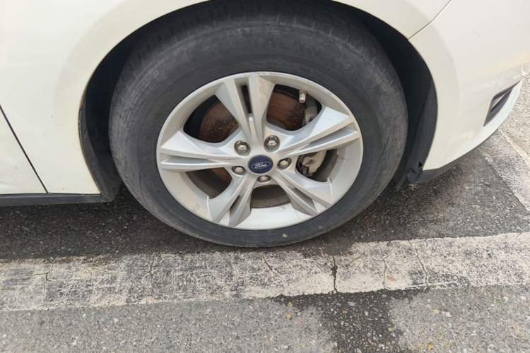 Used Ford Focus 2017 Sedan 1.6L Automatic Comfort Plus SmartDrive Edition Right Front Wheel Hub
