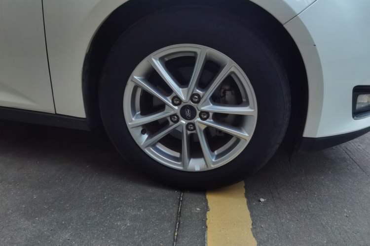 Used Ford Focus 2017 Sedan EcoBoost 180 Automatic Elite Model Right Front Wheel Hub