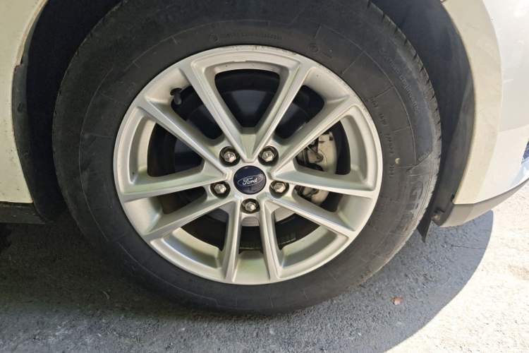 Used Ford Focus 2017 Sedan 1.6L Automatic Fashion Edition Smart Drive Version Right Front Wheel Hub