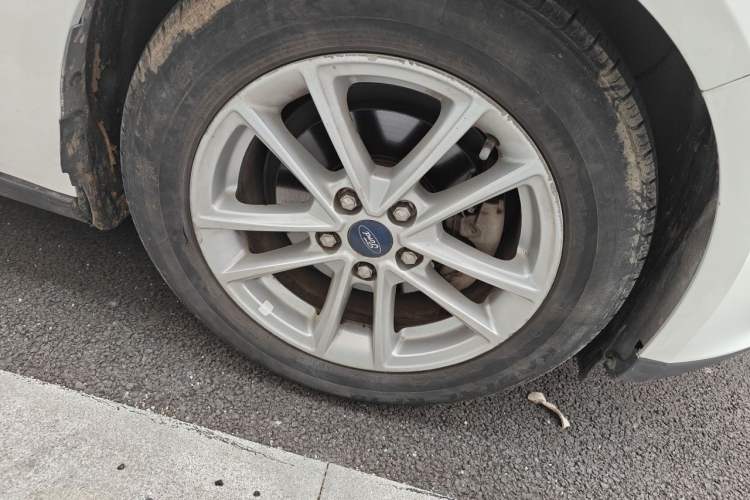 Used Ford Focus 2017 Sedan EcoBoost 125 Automatic Supreme Style SmartDrive Edition Right Front Wheel Hub