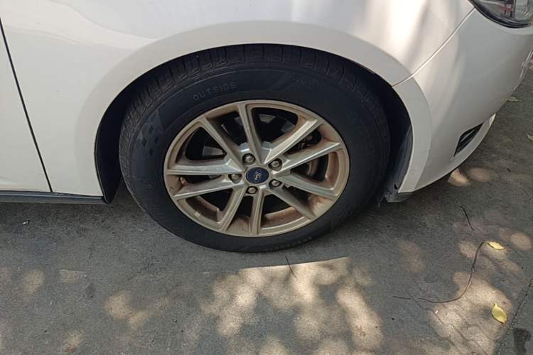 Used Ford Focus 2017 Sedan EcoBoost 180 Automatic Elite Model Right Front Wheel Hub