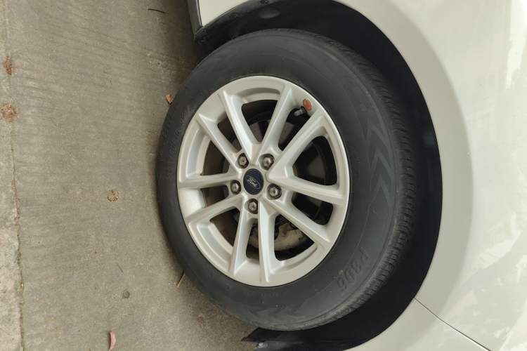 Used Ford Focus 2017 Sedan 1.6L Automatic Fashion Edition Smart Drive Version Right Front Wheel Hub