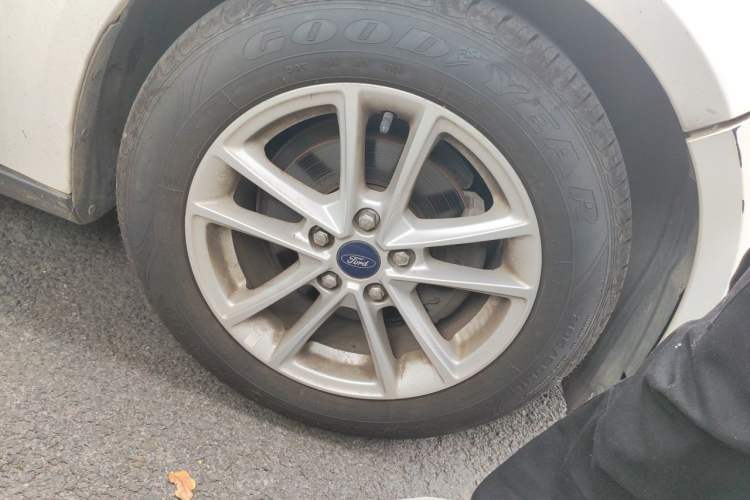Used Ford Focus 2017 Sedan EcoBoost 180 Automatic Elite Model Right Front Wheel Hub