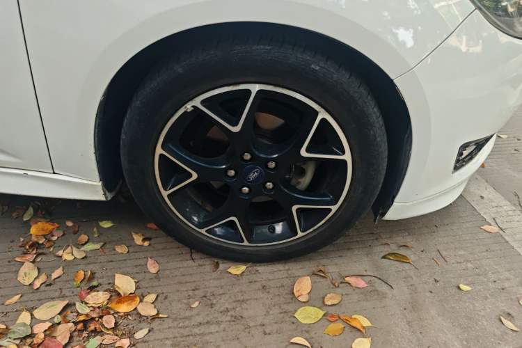 Used Ford Focus 2017 1.5T CTCC White and Black Limited Edition Right Front Wheel Hub