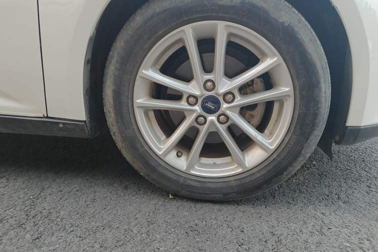 Used Ford Focus 2017 Sedan 1.6L Automatic Fashion Edition Smart Drive Version Right Front Wheel Hub